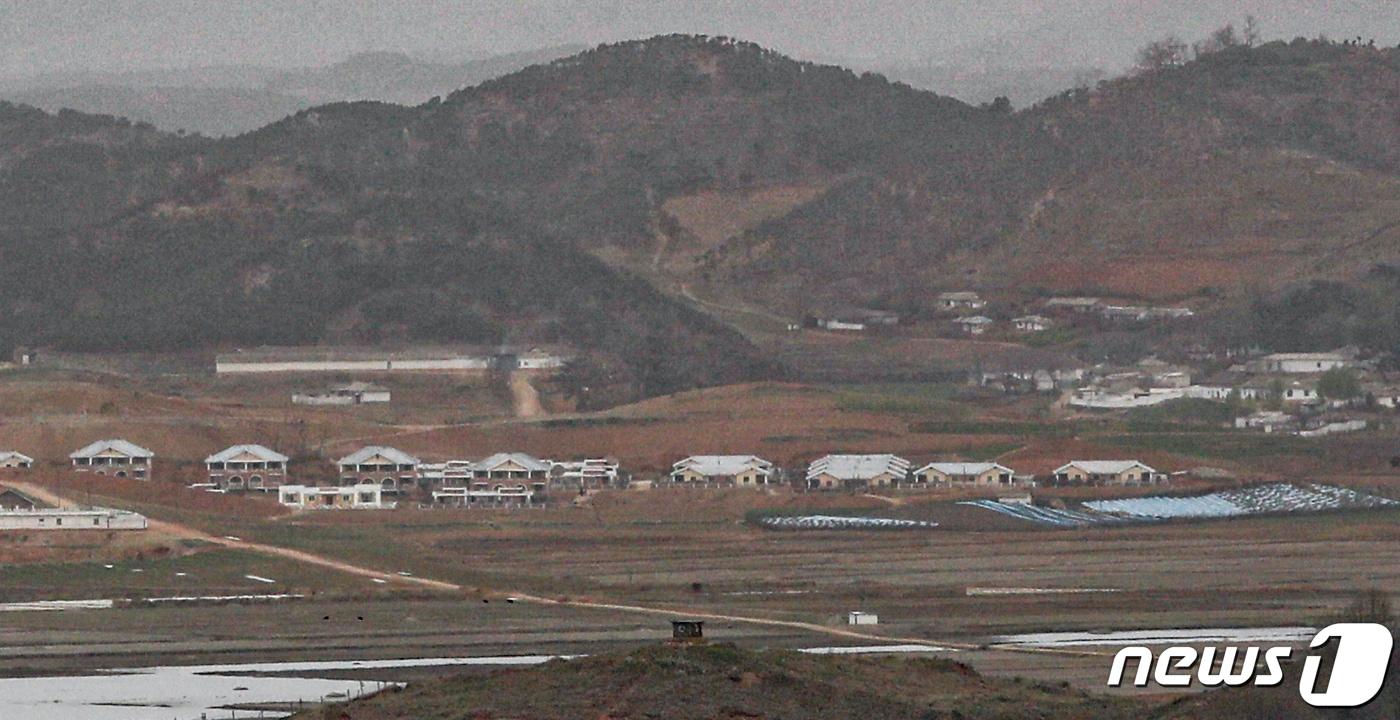 본문 이미지 - 경기도 파주시 오두산 통일전망대에서 바라본 북한 황해북도 개풍군 일대가 흐릿하다. 2023.4.13/뉴스1 ⓒ News1 김도우 기자