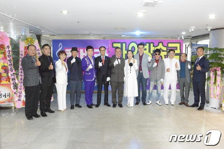 본문 이미지 - 한국실버예술복지재단이 지난 12일 창원캔버라호텔에서 '캔버라가요방송국' 개국 기념 행사를 개최하고 참석자들과 기념 촬영을 하고 있다.(한국실버예술복지재단 제공)