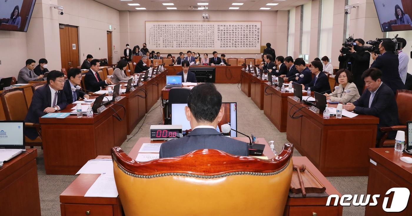 본문 이미지 - 김도읍 국회 법제사법위원회 위원장이 13일 오후 서울 여의도 국회에서 열린 법제사법위원회 전체회의를 주재하고 있다. 2023.4.13/뉴스1 ⓒ News1 임세영 기자