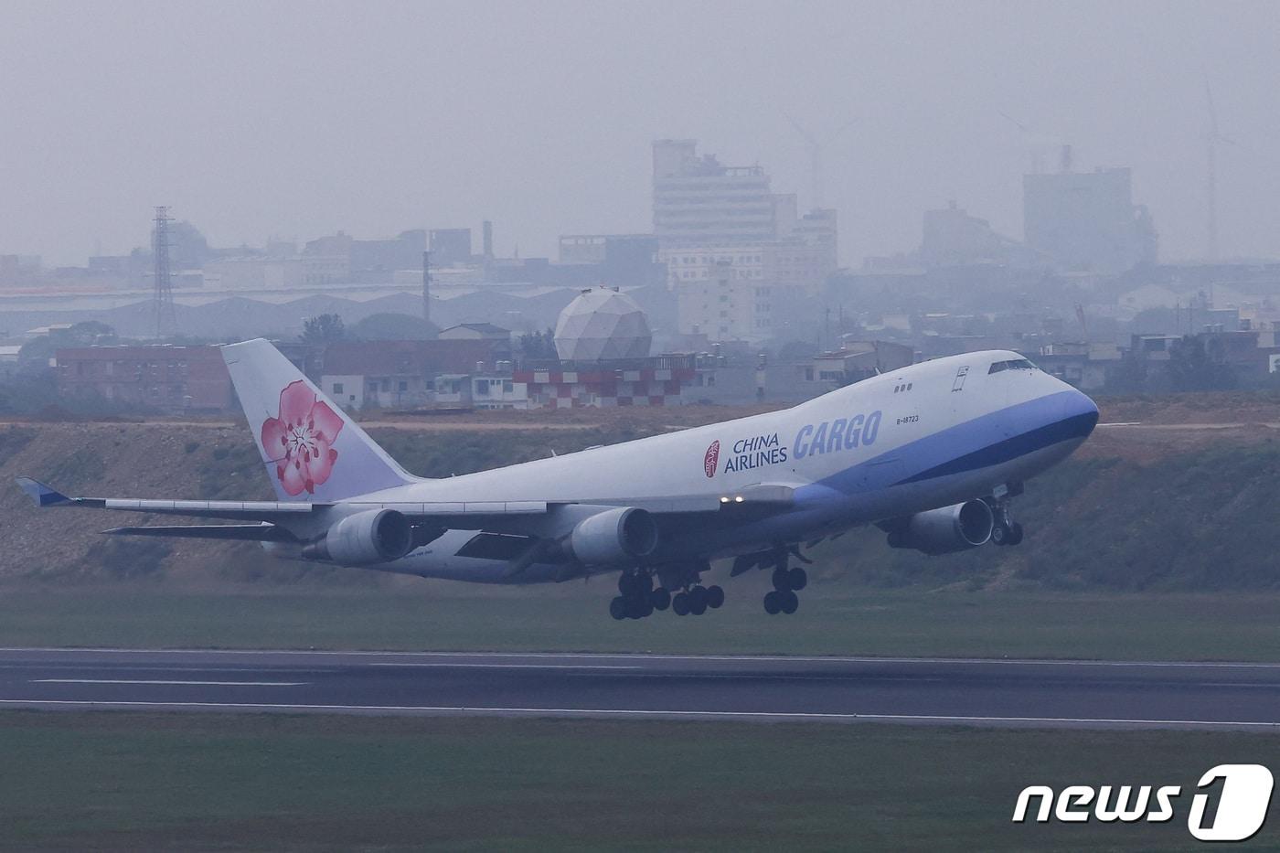 대만 타오위안 공항에서 중화항공 여객기가 이륙하는 모습. <자료사진> ⓒ 로이터=뉴스1 ⓒ News1 박재하 기자