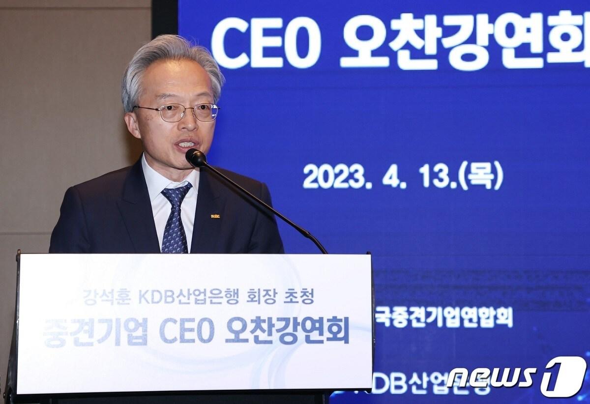 본문 이미지 - 13일 제 182회 중견기업 CEO 오찬 강연회에서 최진식 중견련 회장이 개회사를 하고 있다. (중견련 제공)