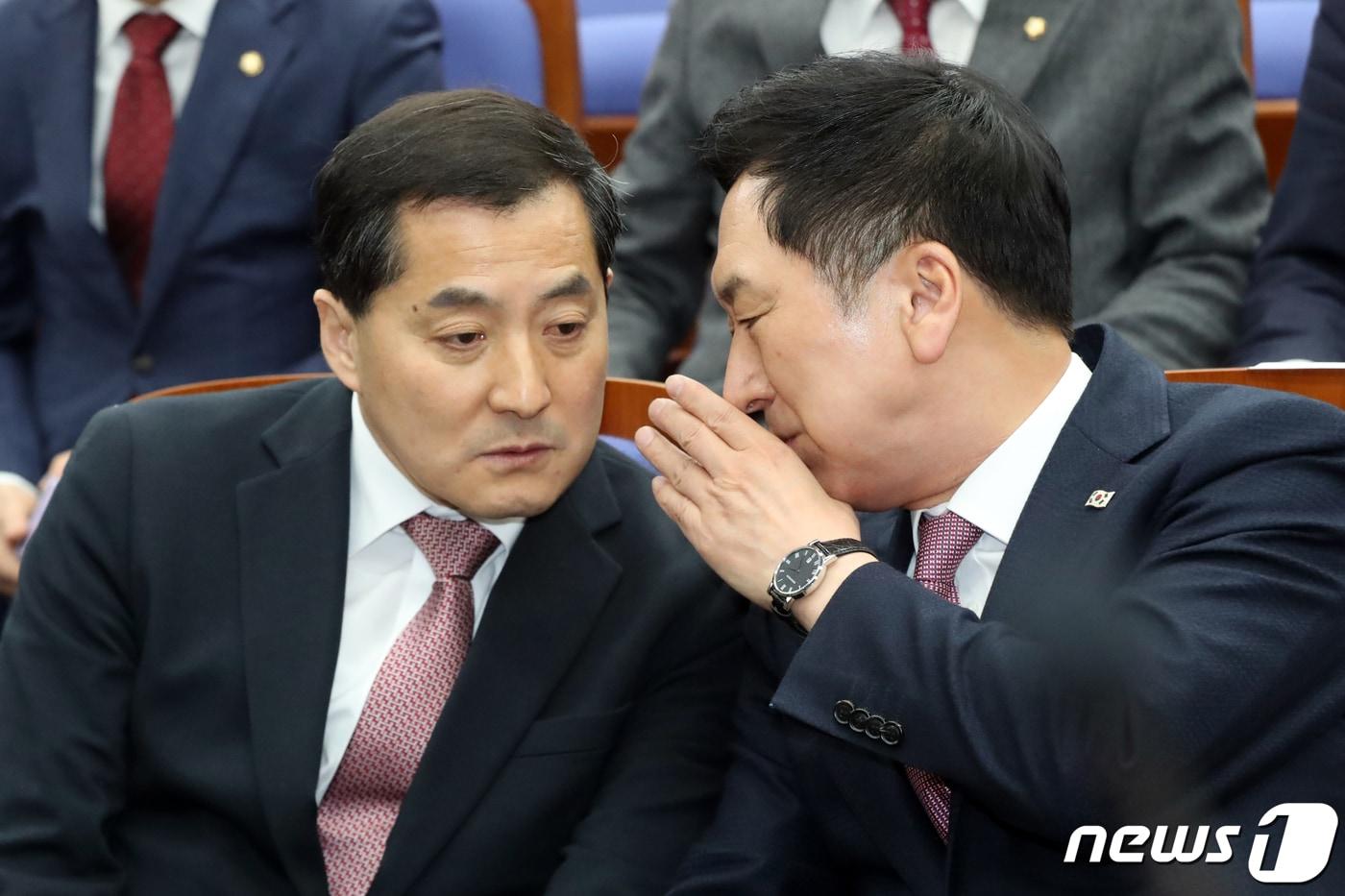 본문 이미지 - 김기현 국민의힘 대표와 박대출 정책위의장이 13일 오후 서울 여의도 국회에서 열린 의원총회에서 대화를 나누고 있다. 2023.4.13/뉴스1 ⓒ News1 황기선 기자