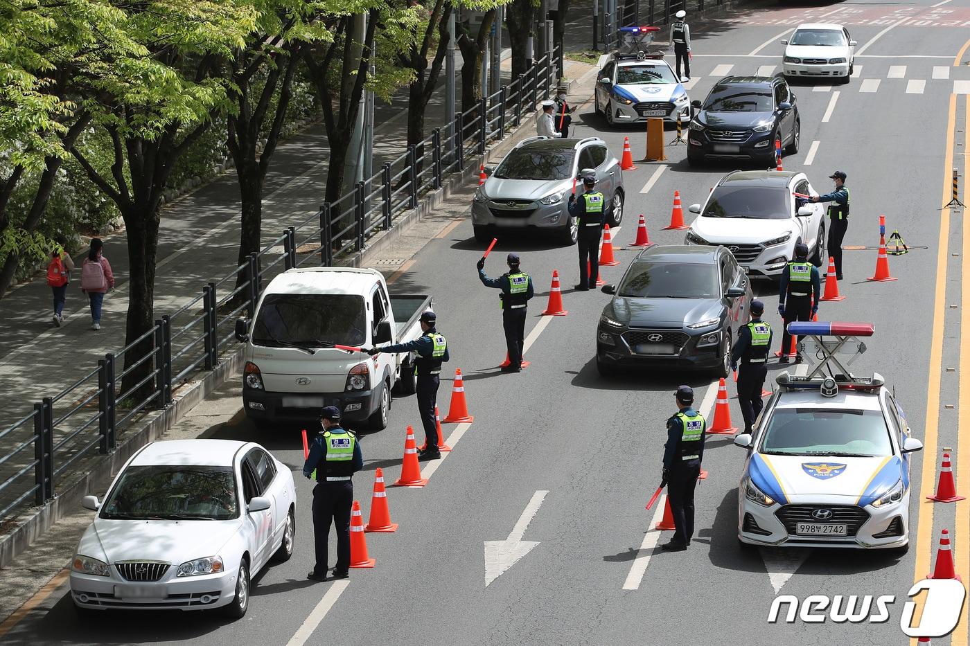 13일 오후 대구 수성구 한 초등학교 앞 도로 어린이보호구역에서 경찰이 음주단속을 하고 있다. 대구경찰청은 최근 대전의 한 어린이보호구역에서 발생한 음주운전 사망사고와 관련해 음주 교통사고 예방을 위해 주간 음주단속을 추가로 시행한다고 밝혔다. 2023.4.13/뉴스1 ⓒ News1 공정식 기자
