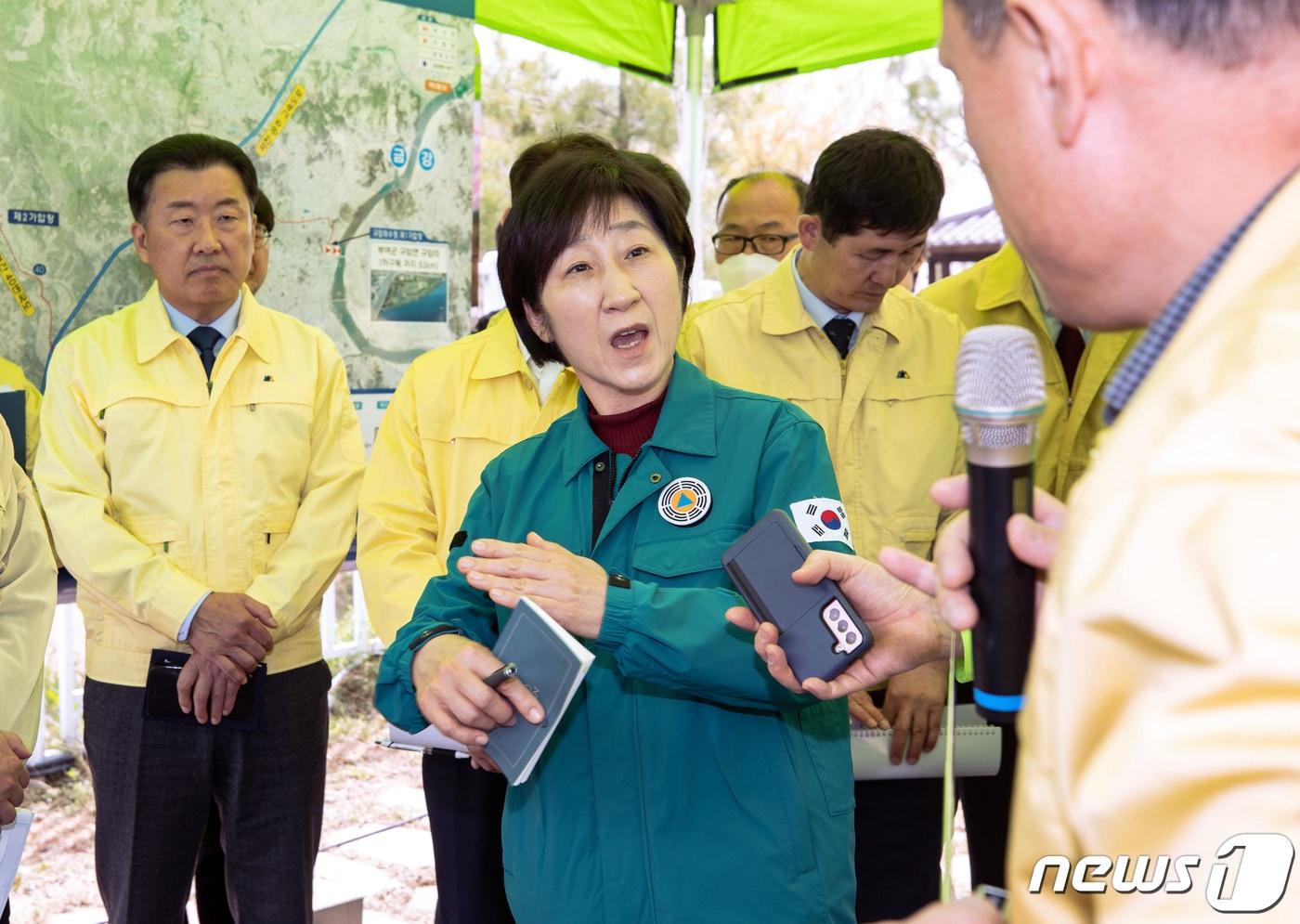 13일 백제보를 찾은 한화진 환경부 장관(환경부 공동취재단) ⓒ 뉴스1