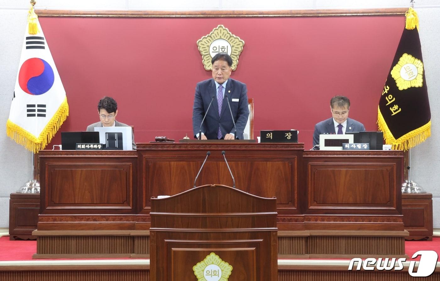 본문 이미지 -  전북 고창군의회는 13일 제297회 임시회를 개회하고 21일까지 9일간의 일정으로 의사일정에 돌입했다. 임정호 의장이 개회사를 하고 있다.(고창군의회 제공)2023.4.13/뉴스1