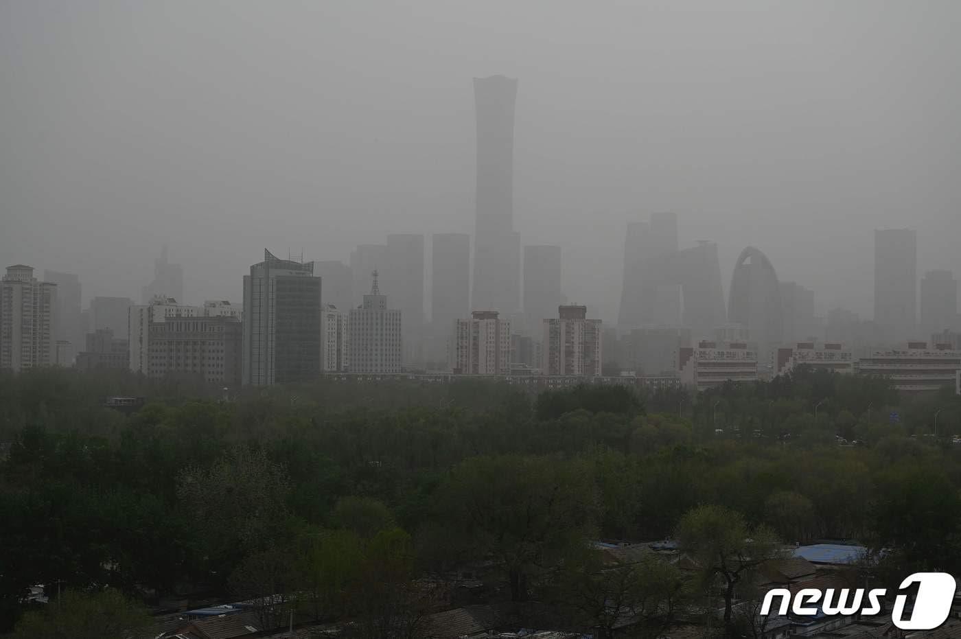 중국 수도 베이징의 중심 업무 지구가 짙은 황사로 뿌옇게 보이고 있다. &#40;자료사진&#41; ⓒ AFP=뉴스1
