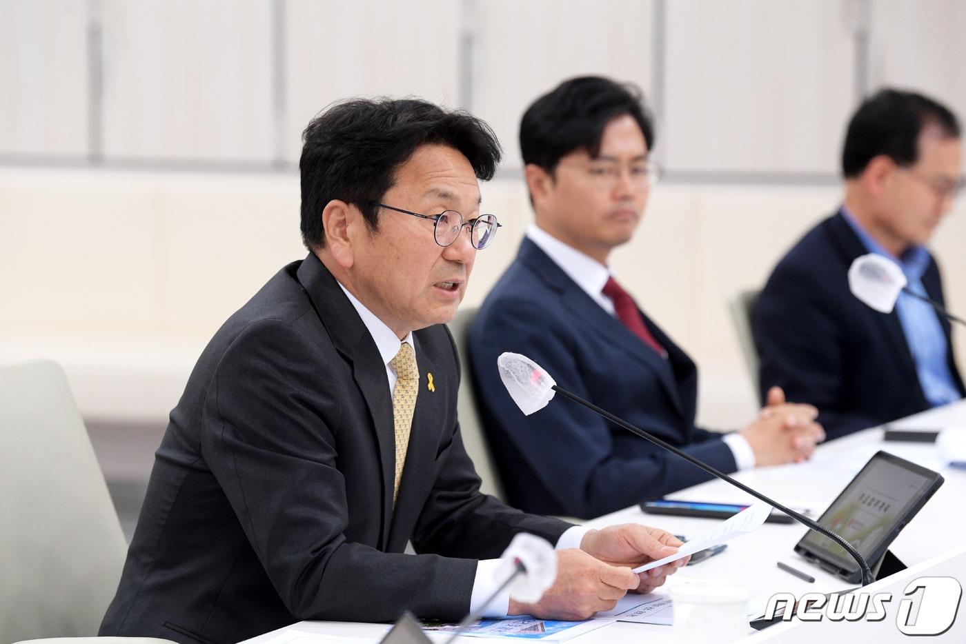 본문 이미지 - 강기정 광주시장이 13일 오전 시청 중회의실에서 간부회의를 주재하고 반도체 특화단지와 소부장 특화단지 모두 유치해야 한다고 강조하고 있다.(광주시 제공)2023.4.13/뉴스1