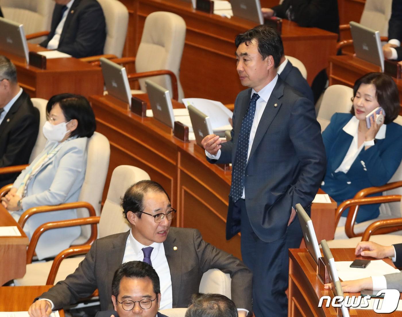 본문 이미지 - 더불어민주당 윤관석, 이성만 의원이 13일 오후 서울 여의도 국회 본회의장에서 열린 제405회국회(임시회) 제4차 본회의에 참석하고 있다. 2023.4.13/뉴스1 ⓒ News1 송원영 기자