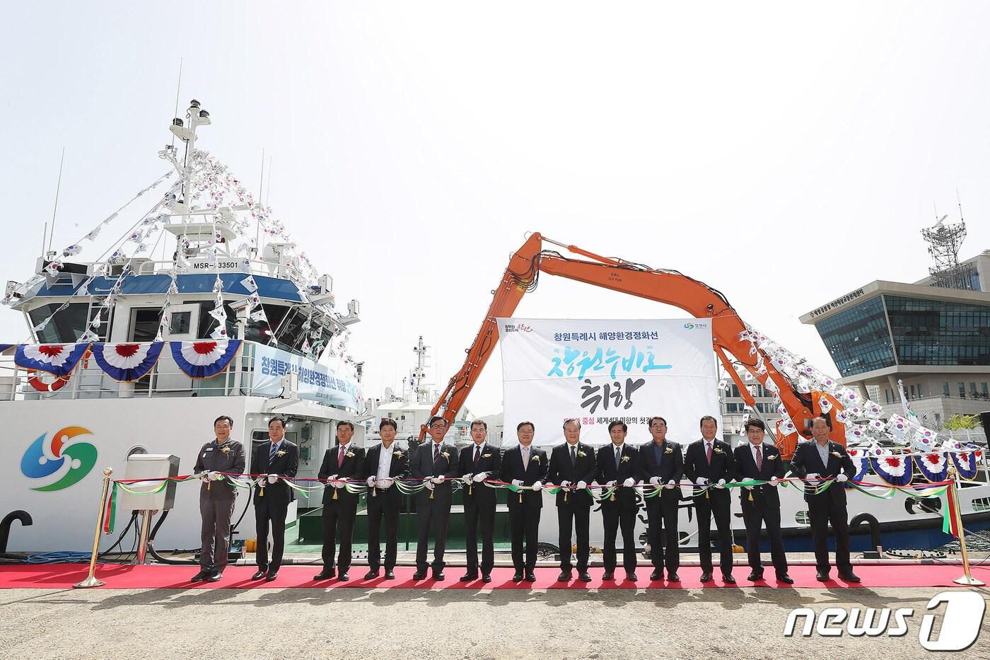 본문 이미지 - 13일 마산항 제2부두에서 ‘창원누비호’ 취항식이 열리고 있다.(창원시 제공)