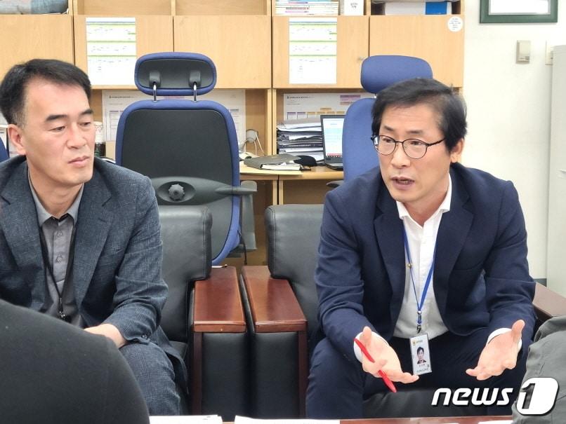 본문 이미지 - 정성환 전북교육청 민주시민교육과장(사진 오른쪽)이 13일 약식브리핑을 갖고 전날 교육부과 발표한 학교폭력 근절 종합대책에 따른 전북교육청의 입장과 향후 계획에 대해 발표하고 있다.2023.4.13/뉴스1