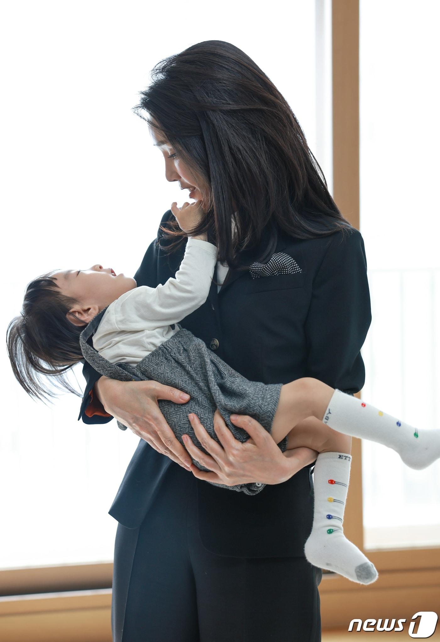 본문 이미지 - 김건희 여사가 지난 13일 3년 전 한강 투신자 수색 중 순직한 고(故) 유재국 경위의 자택을 찾아 아들 이현군을 안고있다. (대통령실 제공) 2023.4.13/뉴스1 ⓒ News1 안은나 기자