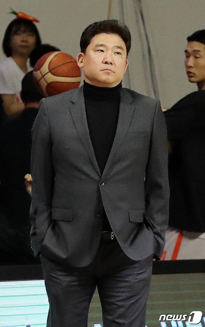 본문 이미지 - 13일 경기도 안양실내체육관에서 열린 2022-2023 KBL 프로농구 4강 플레이오프 1차전 안양 KGC와 고양 캐롯과의 경기에서 김승기 캐롯 감독이 경기를 지켜보고 있다. 2023.4.13/뉴스1 ⓒ News1 박세연 기자