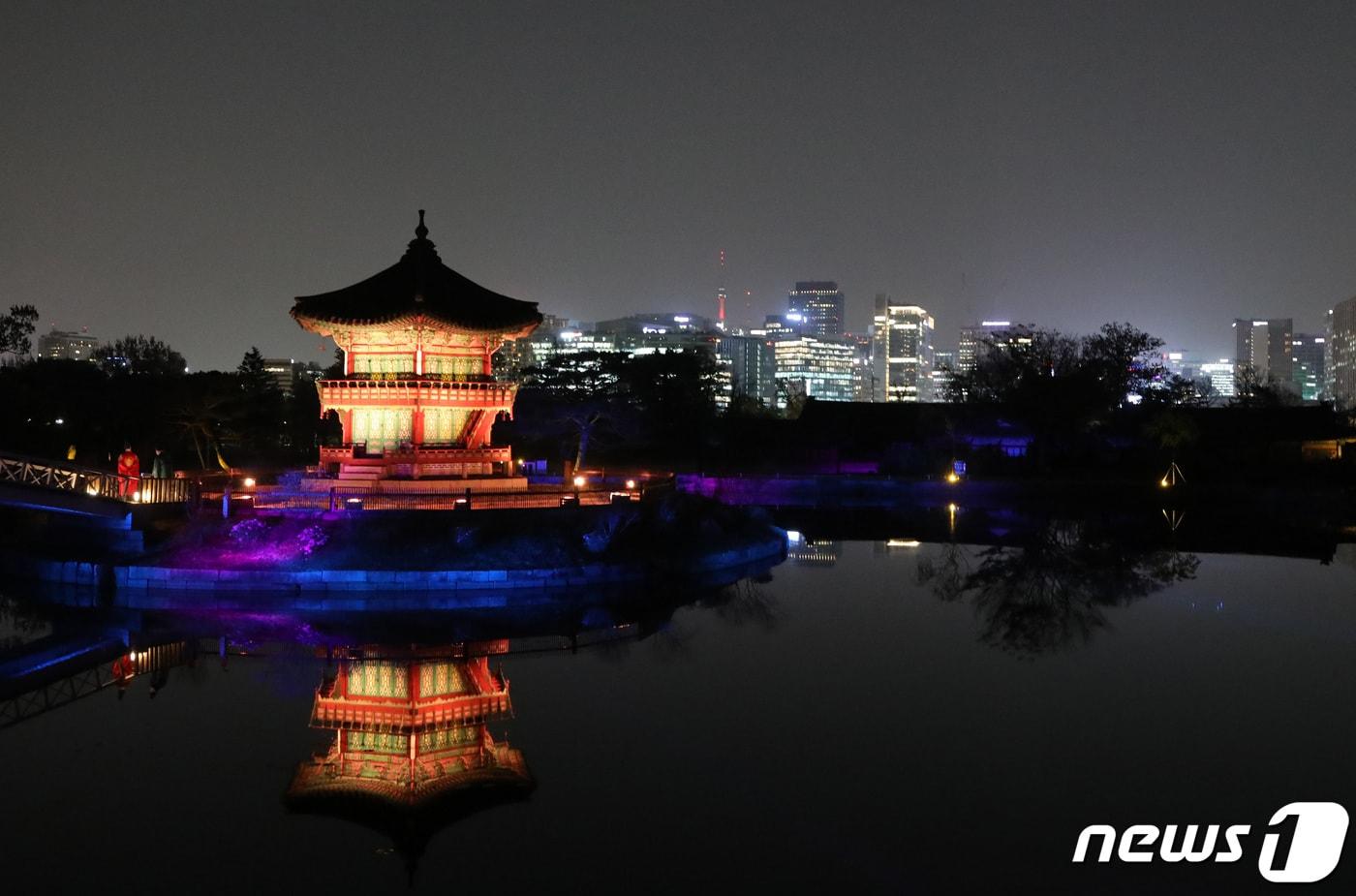 서울 경복궁에서 열린 경복궁 별빛야행 사전행사에서 개방된 향원정과 취향교가 불을 밝히고 있다.  2023.4.13/뉴스1 ⓒ News1 구윤성 기자