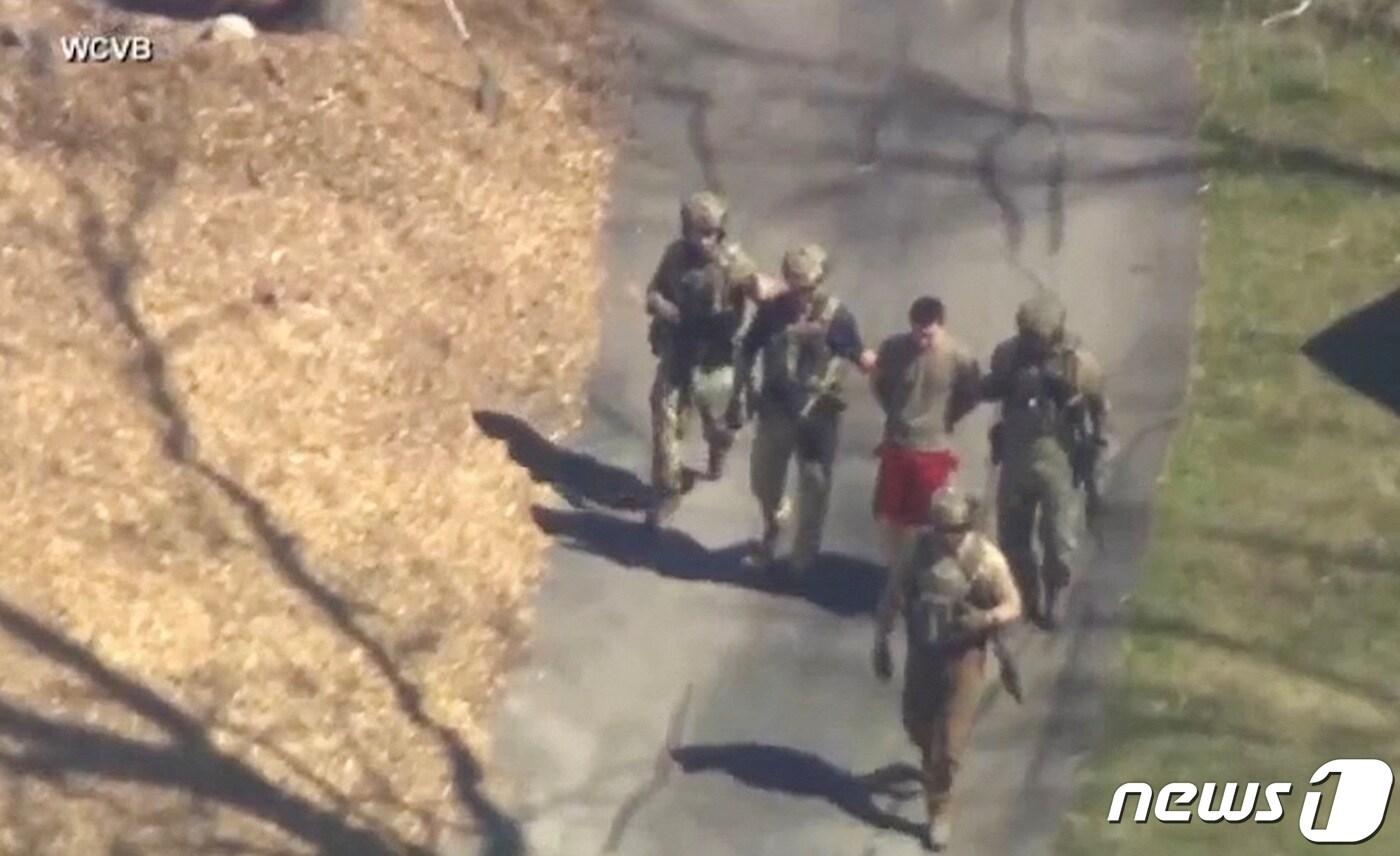 기밀문서 유출 용의자 잭 테세이라가 FBI에 연행되고 있다. ⓒ 로이터=뉴스1 ⓒ News1 박형기 기자