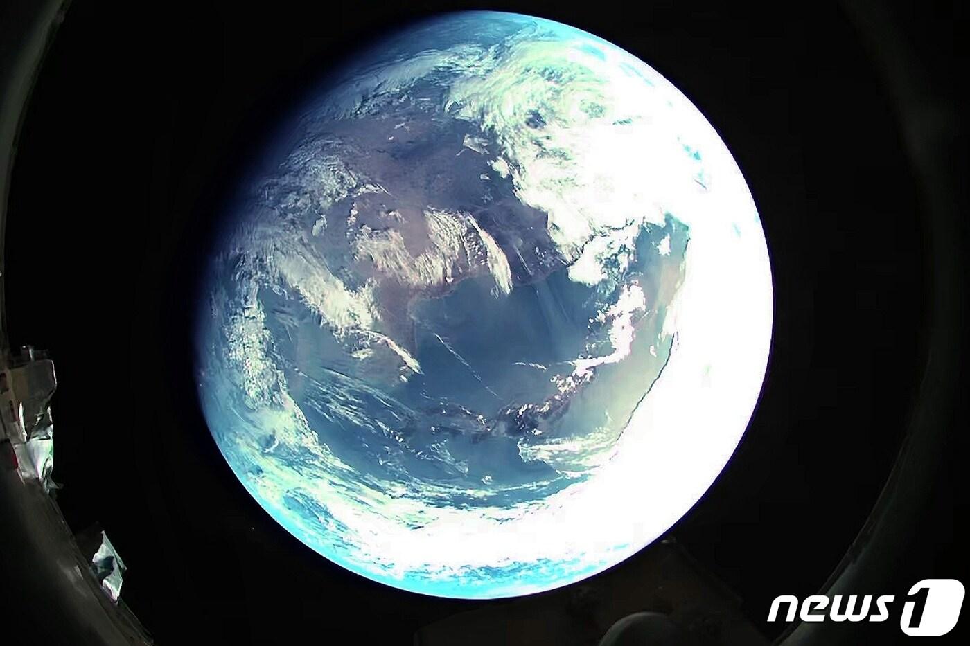 (평양 노동신문=뉴스1) = 북한은 지난 13일 김정은 노동당 총비서 지도 하에 고체연료를 사용한 새로운 대륙간탄도미사일(ICBM) '화성포-18형(화성-18형)'을 발사했다면서 탄두부에 장착한 카메라로 우주에서 내려다본 지구 사진을 공개했다. [국내에서만 사용가능. 재배포 금지. DB 금지. For Use Only in the Republic of Korea. Redistribution Prohibited] rodongphoto@news1.kr