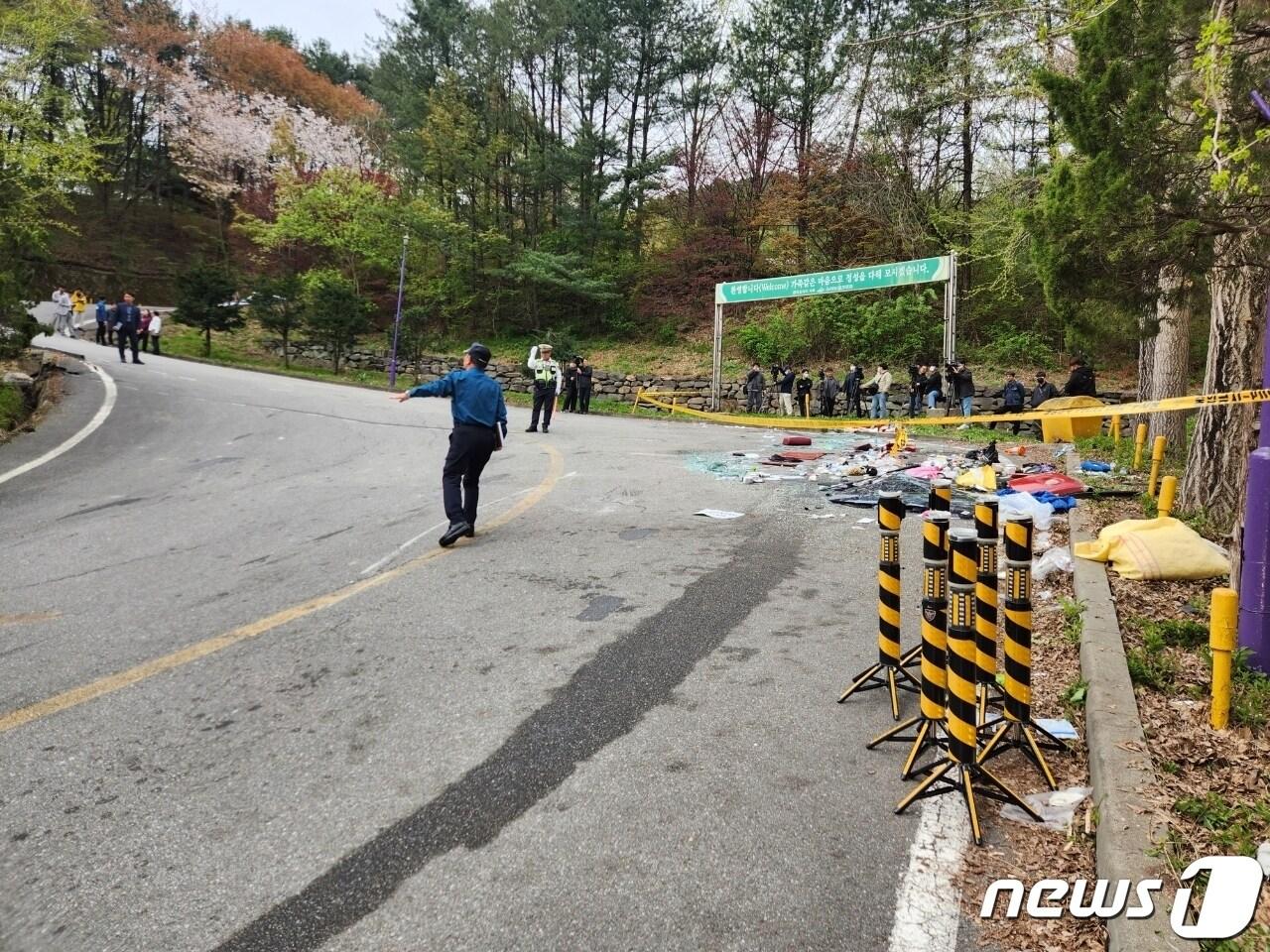 본문 이미지 - 14일 오전 충북 충주시 수안보면 수안보상록호텔 진입로에서 경찰이 전날 발생한 버스전도 사고 현장 감식을 준비하고 있다.2023.4.14/뉴스1 ⓒ News1 윤원진 기자