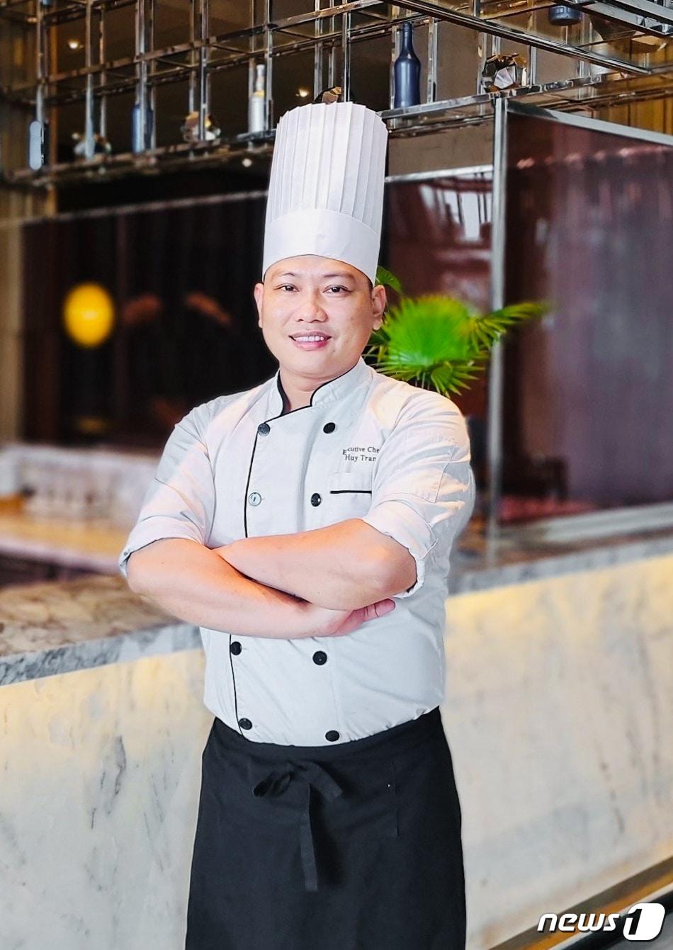 본문 이미지 - 인터컨티넨탈 나트랑의 후이 트란 총주방장(파르나스호텔 제공)