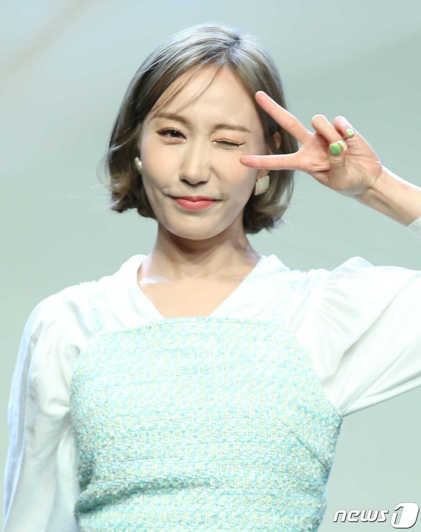 본문 이미지 - 트로트 가수 별사랑이 14일 오전 서울 강남구 청담동 일지아트홀에서 가진 새 싱글 '장꾸미' 쇼케이스에서 포즈를 취하고 있다. 2023.4.14/뉴스1 ⓒ News1 권현진 기자