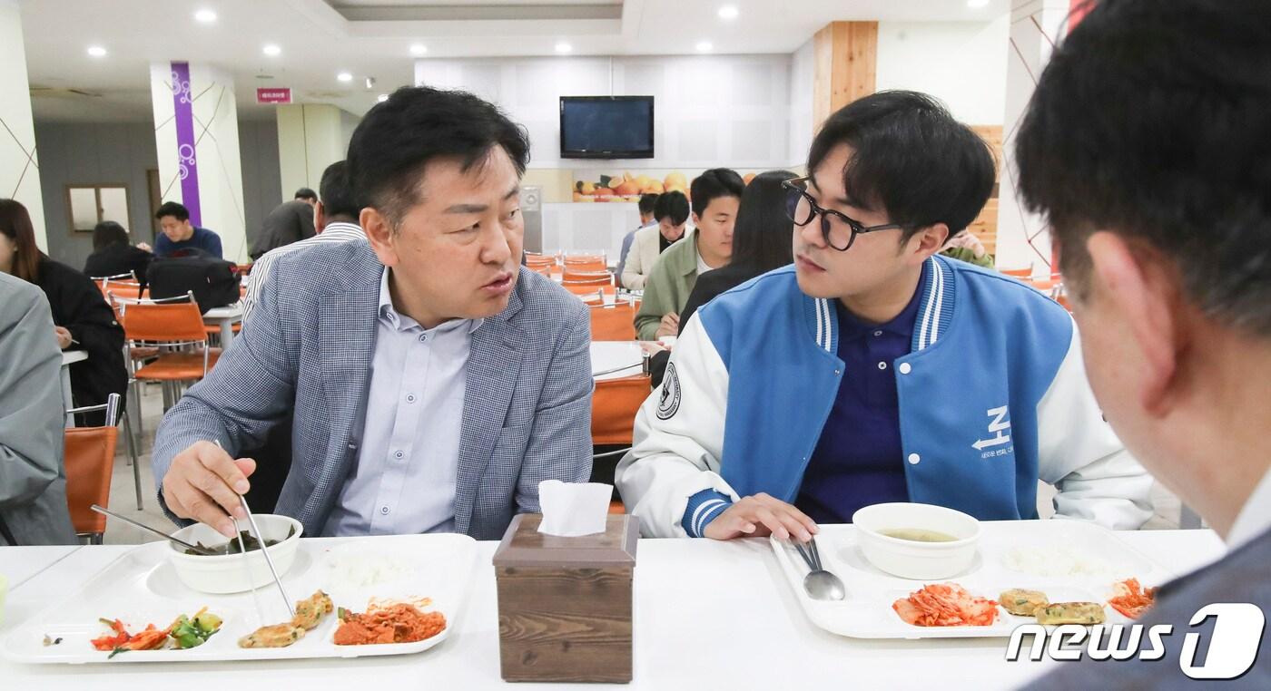 본문 이미지 - 14일 전북대를 방문한 김관영 전북지사가 대학생들과 '천원의 아침밥'을 함께 하며 MZ세대의 애로사항 및 의견을 청취하고 있다.2023.4.14.(전북도 제공)/뉴스1 
