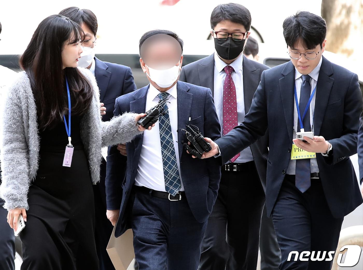 본문 이미지 - '백현동 개발사업 비리 의혹' 관련 핵심 로비스트로 지목된 김인섭 전 한국하우징기술 대표.(가운데) 2023.4.14/뉴스1 ⓒ News1 박정호 기자