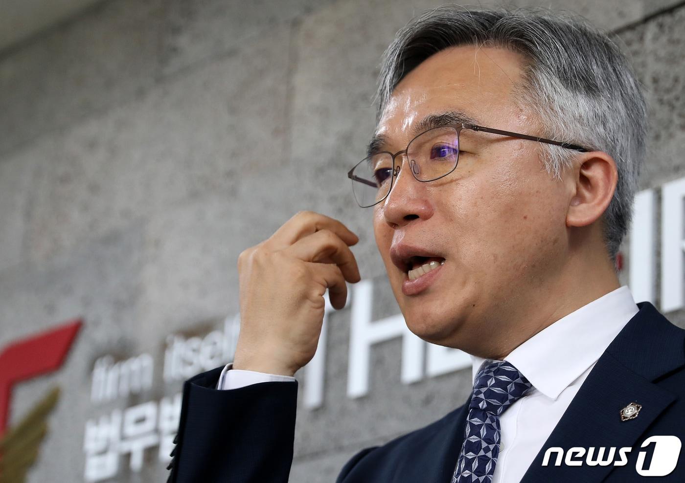 본문 이미지 - 고 박원순 전 서울시장 성추행 사건 당시 유족 측 법률대리인이었던 정철승 변호사가 14일 오전 서울 서초구 잠원동 법무법인 THE FIRM에서 후배 변호사 강제추행 고소사건 관련 언론 브리핑을 갖고 있다. 2023.4.14/뉴스1 ⓒ News1 김진환 기자