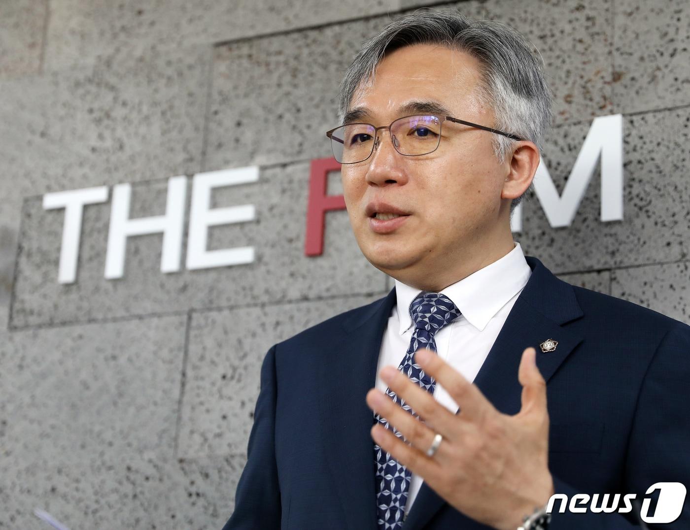 본문 이미지 - 고 박원순 전 서울시장 성추행 사건 당시 유족 측 법률대리인이었던 정철승 변호사가 14일 오전 서울 서초구 잠원동 법무법인 THE FIRM에서 후배 변호사 강제추행 고소사건 관련 언론 브리핑을 하고 있다. 2023.4.14/뉴스1 ⓒ News1 김진환 기자