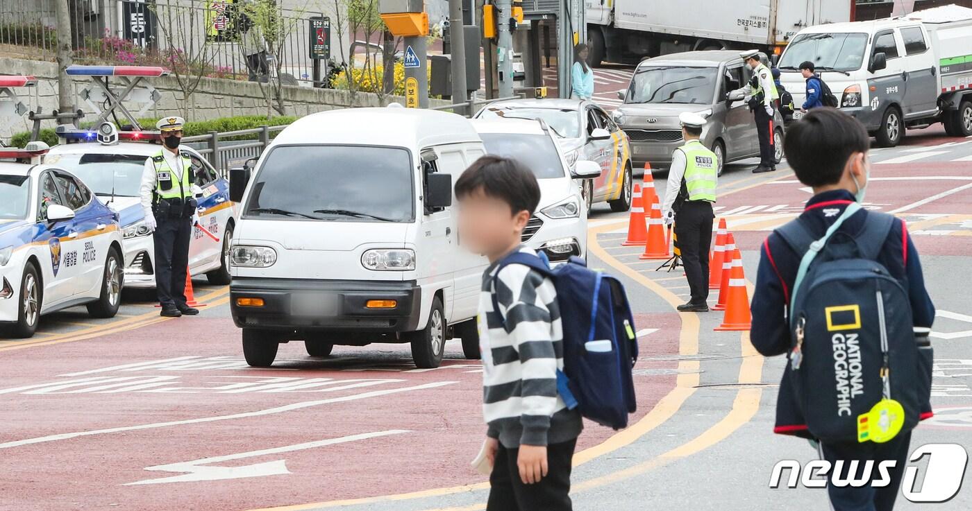 본문 이미지 - 14일 서울 서대문구 고은초등학교 앞 어린이보호구역에서 경찰관들이 대낮 음주운전 단속을 하고 있다. 2023.4.14/뉴스1 ⓒ News1 허경 기자