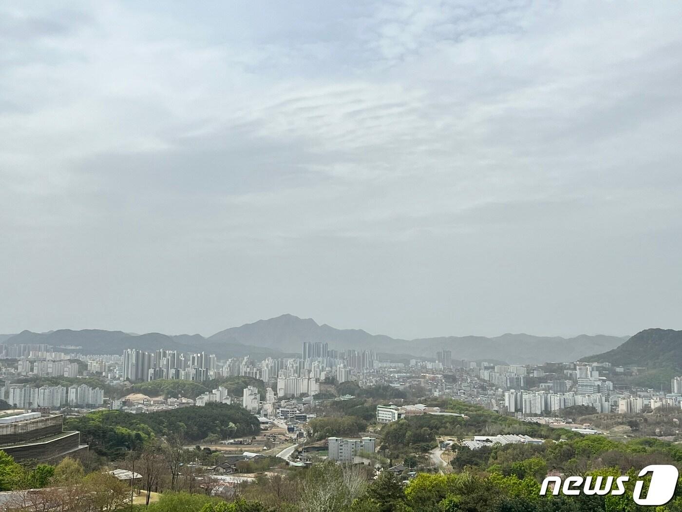 본문 이미지 - 강원도 전역의 미세먼지 농도가 ‘나쁨’을 수준을 보인 14일 정오 춘천 구봉산에서 바라본 춘천 도심이 뿌옇게 보이고 있다.2023.4.14 한귀섭 기자