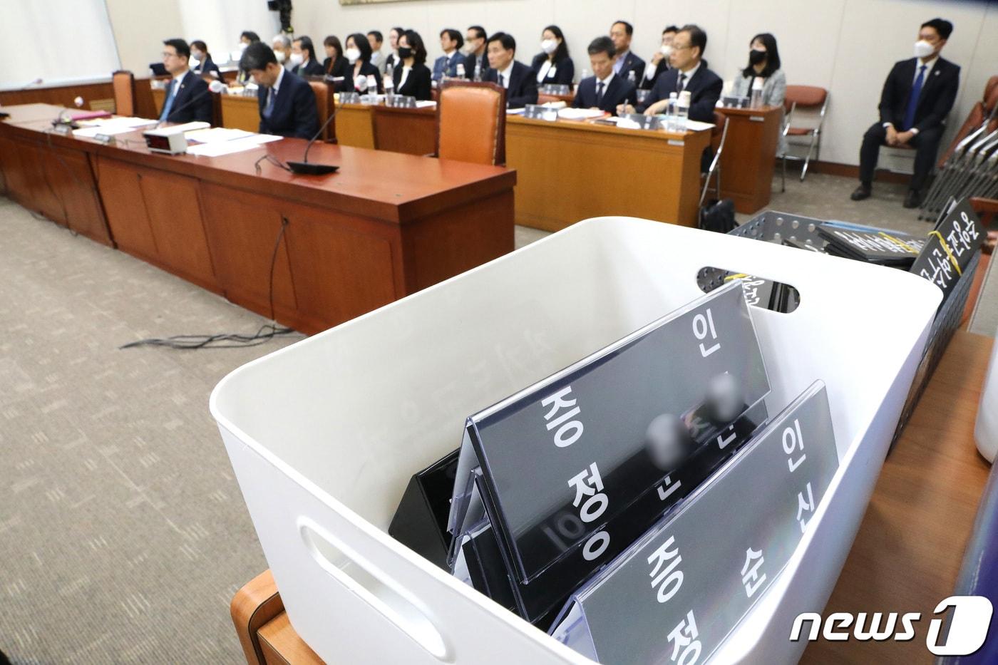 본문 이미지 - 14일 서울 여의도 국회 교육위원회에서 열린 정순신 자녀 학교폭력 진상조사 및 학교폭력 대책 수립을 위한 청문회에 불출석한 정 변호사와 자녀의 명패가 놓여 있다. 정순신 변호사와 자녀는 불출석 사유서를 제출하고 청문회에 출석하지 않았다. 2023.4.14/뉴스1 ⓒ News1 임세영 기자