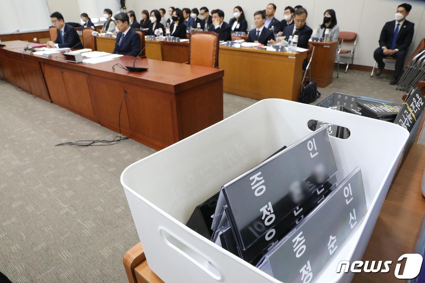 본문 이미지 - 14일 서울 여의도 국회 교육위원회에서 열린 정순신 자녀 학교폭력 진상조사 및 학교폭력 대책 수립을 위한 청문회에 불출석한 정 변호사와 자녀의 명패가 놓여 있다. 정순신 변호사와 자녀는 불출석 사유서를 제출하고 청문회에 출석하지 않았다. 2023.4.14/뉴스1 ⓒ News1 임세영 기자