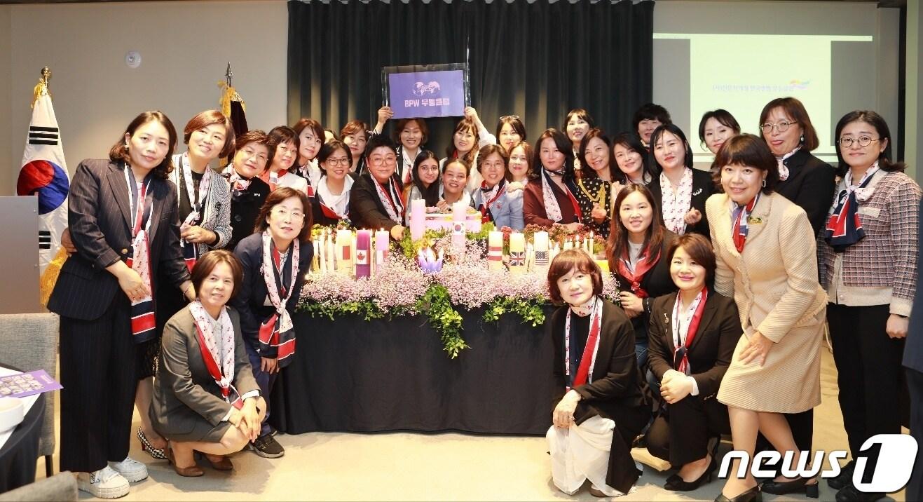 본문 이미지 - BPW 무등클럽 회원들이 13일 광주라마다플라자호텔 충장점에서 전문직 여성의 사회봉사와 세계평화를 다짐하는 ‘국제 촛불의식의 밤’ 행사를 개최했다.(BPW 무등클럽 제공)/뉴스1 