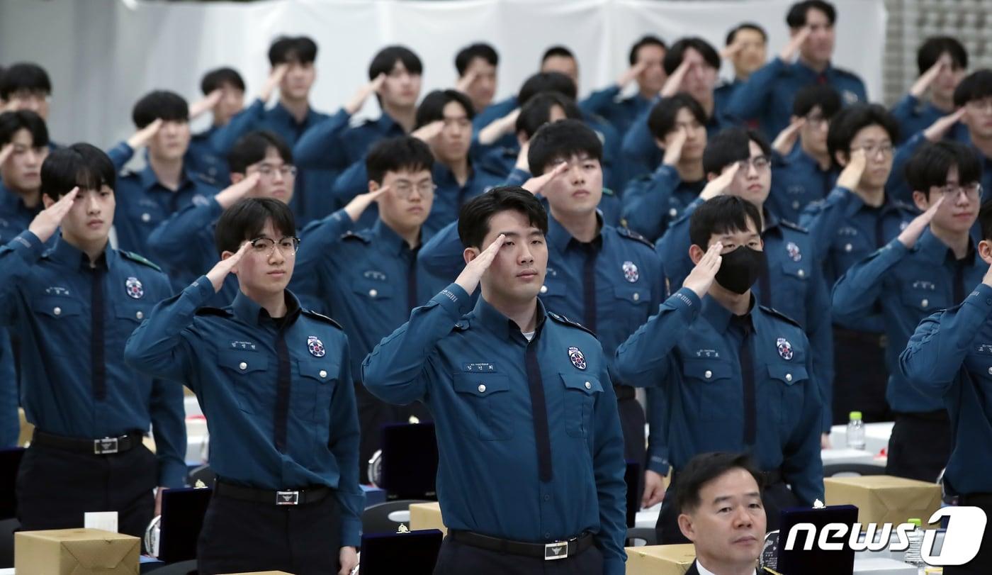 2023년 4월14일 의무경찰 1142기 합동 전역식에서 대원들이 전역신고 경례를 하고 있다. 2023.4.14/뉴스1 ⓒ News1 박정호 기자