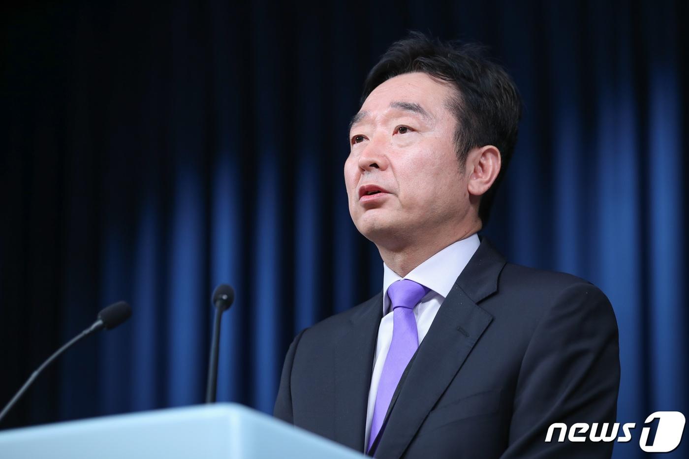 본문 이미지 - 이도운 대통령실 대변인이 14일 용산 대통령실 청사에서 현안 관련 브리핑을 하고 있다. 이 대변인에 따르면 윤석열 대통령은 이날 여의도 중소기업중앙회에서 중소기업 관계자들과 도시락 간담회를 갖고 "정부와 중소기업, 대기업이 원팀이 돼야 한다＂며 ＂여러분이 뛰는 만큼 정부가 힘껏 밀어드리겠다＂고 말했다. 2023.4.14/뉴스1 ⓒ News1 안은나 기자