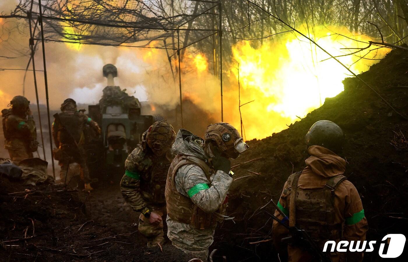 13일(현지시간) 우크라이나 동부 최대 격전지 바흐무트 외곽에서 우크라이나군 포병대가 전선을 향해 포 사격을 가하고 있다. 2023.04.13. ⓒ 로이터=뉴스1 ⓒ News1 김성식 기자