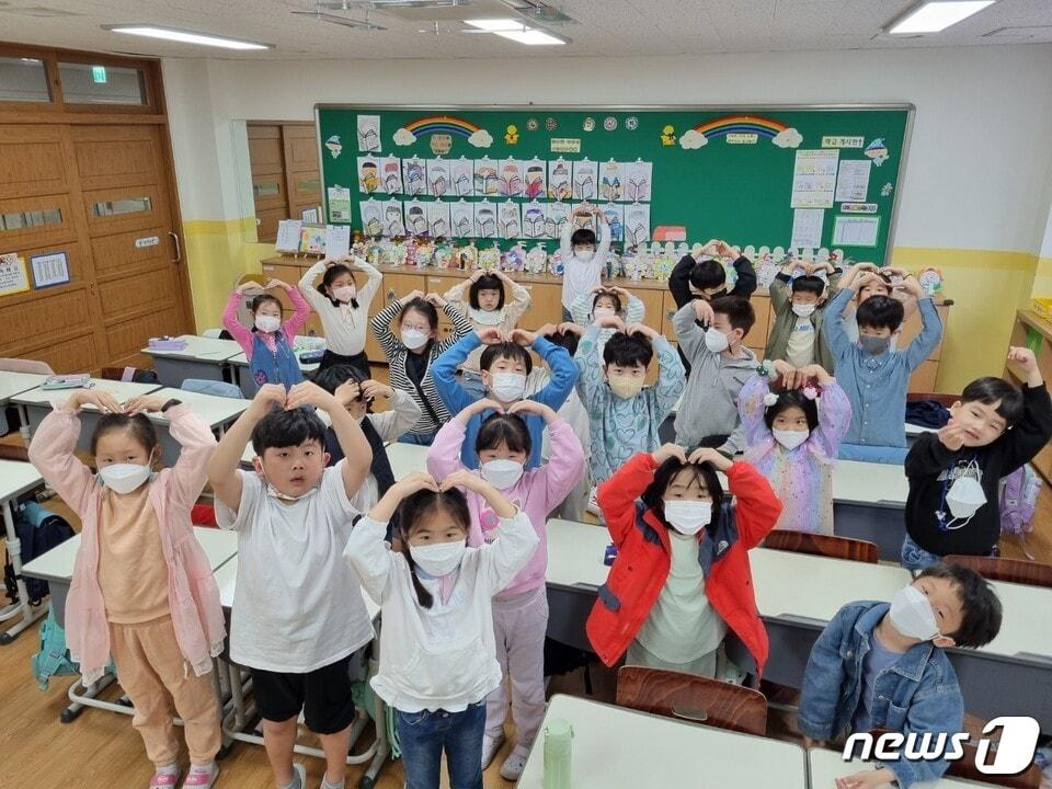 본문 이미지 - 나주 빛누리초등학교(교장 문희숙)- 서로 존중하고 함께하는 공동체 문화 조성을 위해 3일부터 7일까지 인성 어울림 교육 주간을 운영했다. '인성 어울림 교육 주간'에 1학년 학생들이 수업시간에 두 손을 올려 하트를 그려 보이고 있다.(전남교육청 제공)/뉴스1 