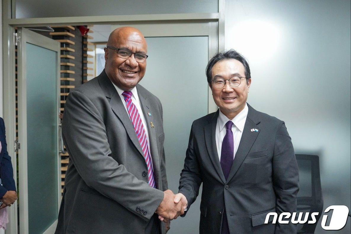 본문 이미지 - 이도훈 외교부 2차관(오른쪽)과 마노아 카미카미다 피지 부총리. (외교부 제공) 2023.4.14/뉴스1