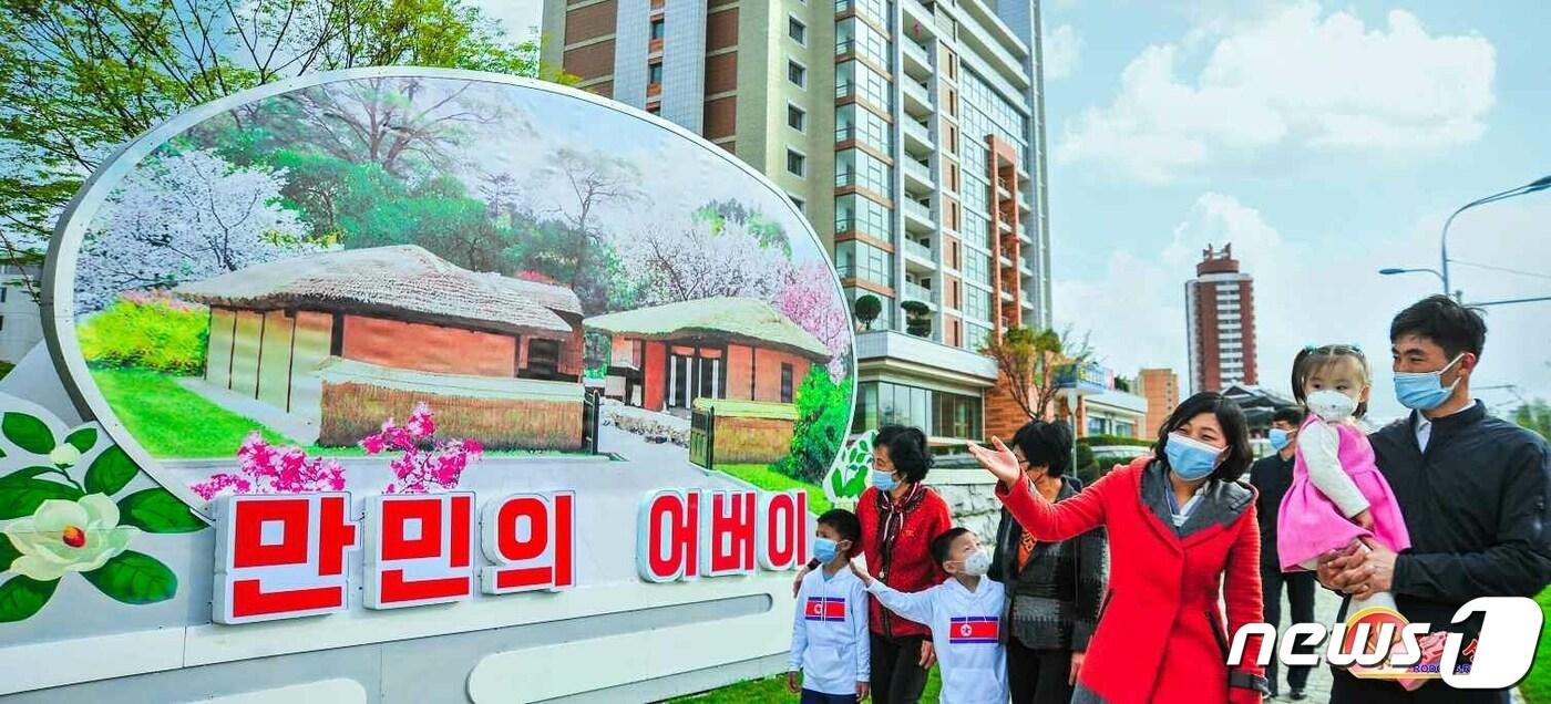 본문 이미지 - (평양 노동신문=뉴스1) = 북한 노동당 기관지 노동신문은 15일 김일성 주석의 생일(태양절) 111주년을 맞이한 평양 곳곳의 풍경을 싣고 "수도의 거리마다 경축과 환희가 넘쳐흐른다＂고 보도했다. [국내에서만 사용가능. 재배포 금지. DB 금지. For Use Only in the Republic of Korea. Redistribution Prohibited] rodongphoto@news1.kr