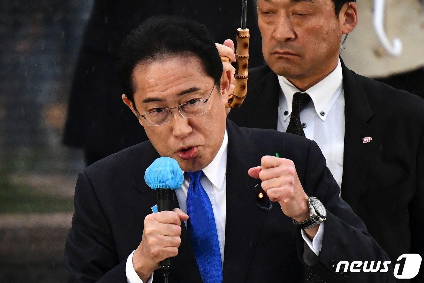 본문 이미지 - 기시다 후미오 일본 총리가 15일 (현지시간) 폭발물 테러 전 지바현 우라야스에서 자민당 후보의 지원 유세를 하고 있다. 2023.04.15 ⓒ AFP=뉴스1 ⓒ News1 우동명 기자