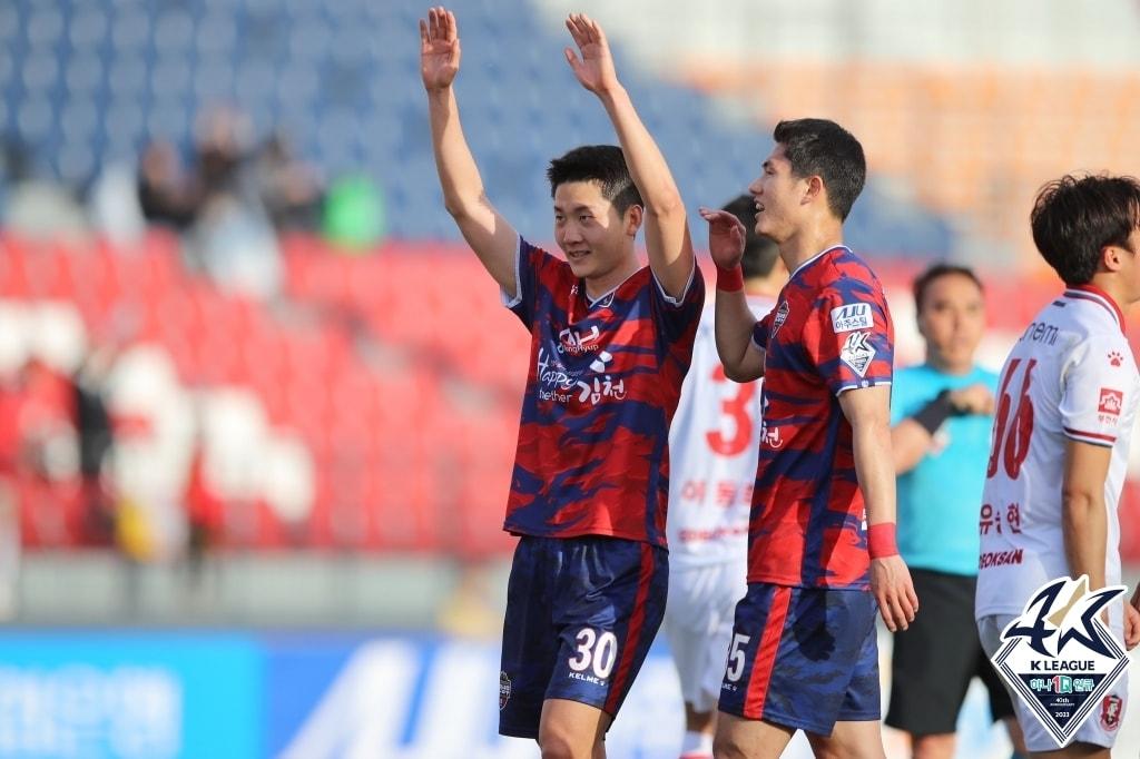 본문 이미지 - 2위로 올라선 김천 상무(한국프로축구연맹 제공)