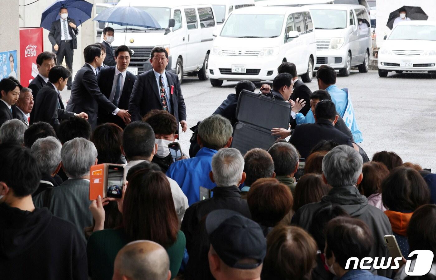 본문 이미지 - 기시다 후미오 일본 총리가 15일 (현지시간) 와카야마현 사이카자키 항에서 지원 유세을 시작하기 직전 발생한 폭발물 테러에 대피를 하고 있다. ⓒ 로이터=뉴스1 ⓒ News1 우동명 기자