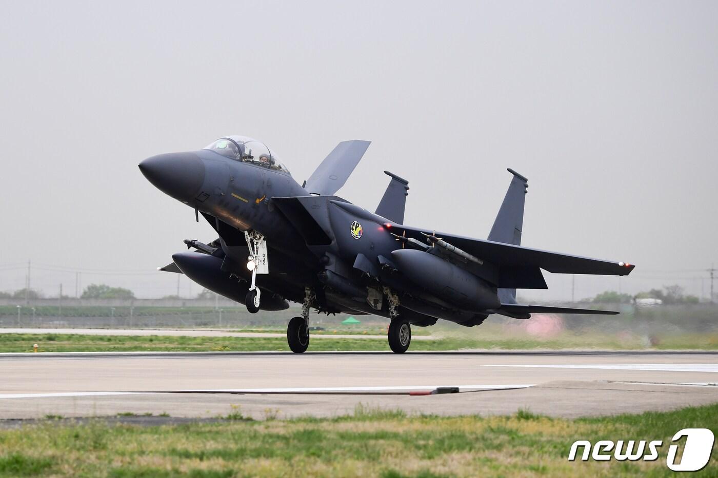 2023년 연합 편대군 종합훈련에 참가하는 F-15K 전투기가 지난 14일 광주기지에 착륙하고 있다. (공군 제공) 2023.4.16/뉴스1