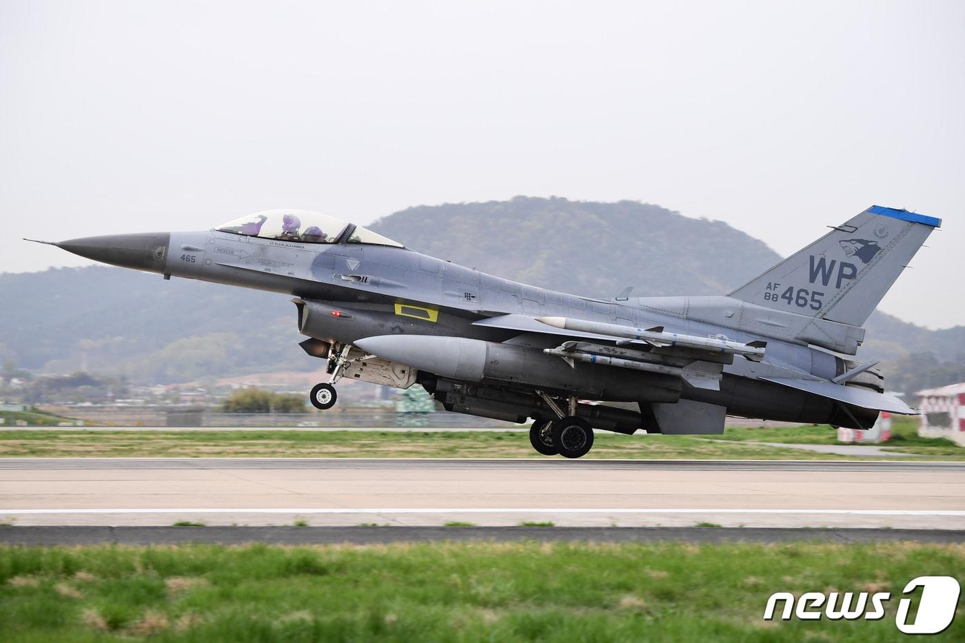 본문 이미지 - 광주공항서 훈련중인 美 F-16 전투기.(공군 제공) 2023.4.16/뉴스1