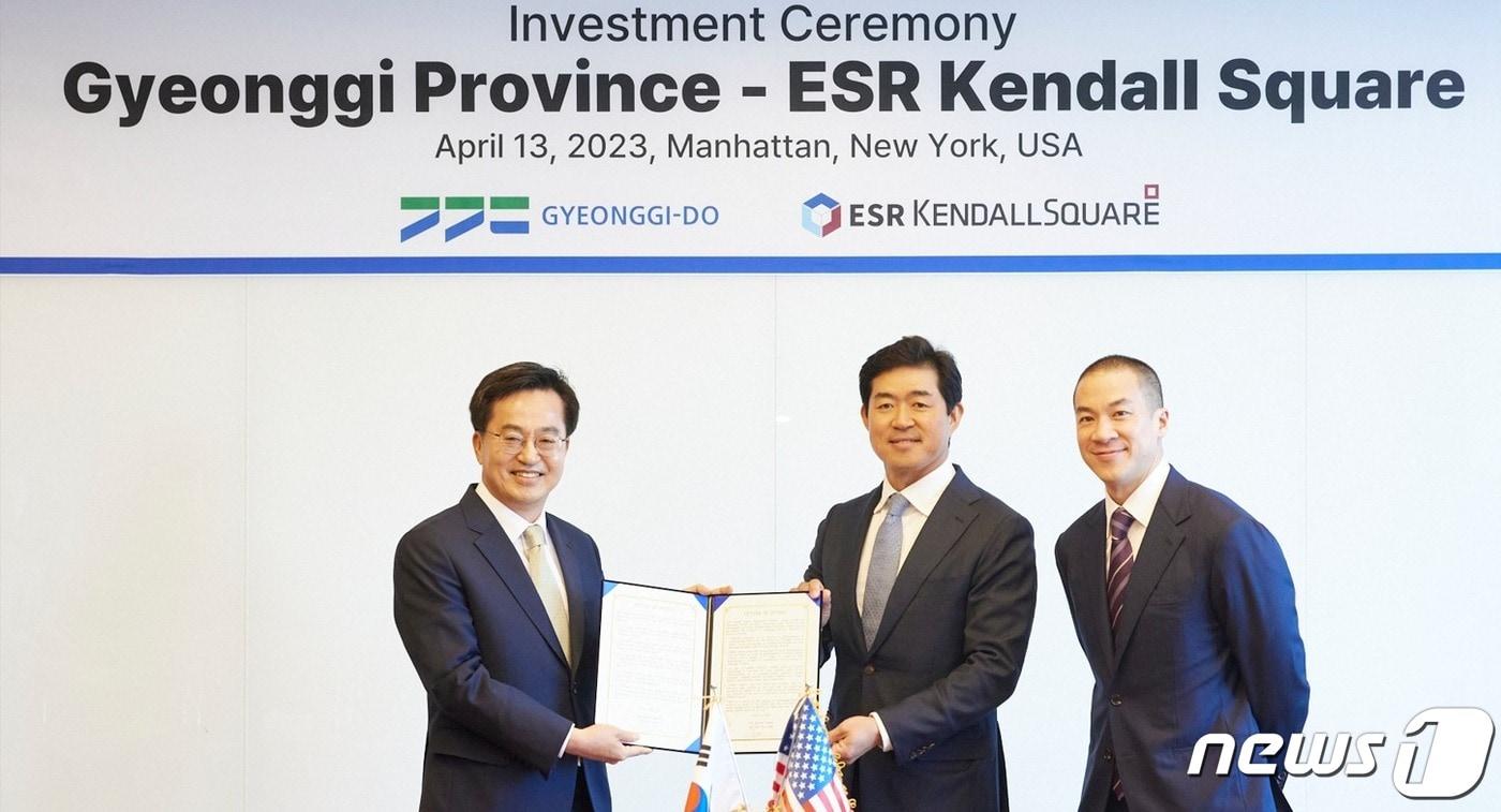 본문 이미지 - 현지시간 13일 오후 김동연 경기도지사(왼쪽 첫 번째)가 남선우 ESR켄달스퀘어 대표(가운데)와 투자 행사를 갖고 기념촬영을 하고 있다.(경기도 제공)/