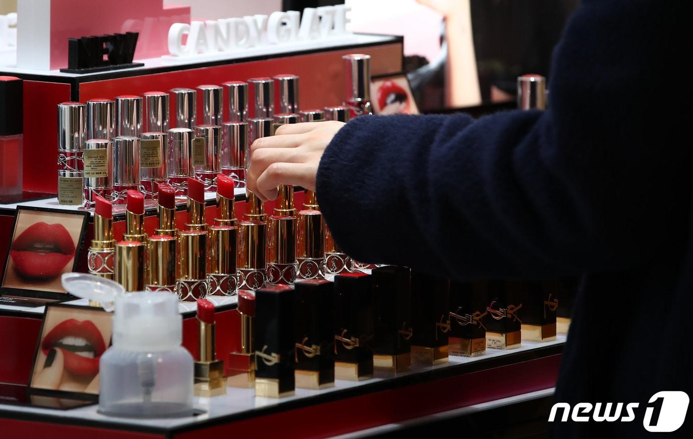 2023년 4월 서울 시내 한 백화점에서 시민이 화장품을 고르고 있는 모습&#40;자료사진&#41;. 2023.4.16/뉴스1 ⓒ News1 김민지 기자