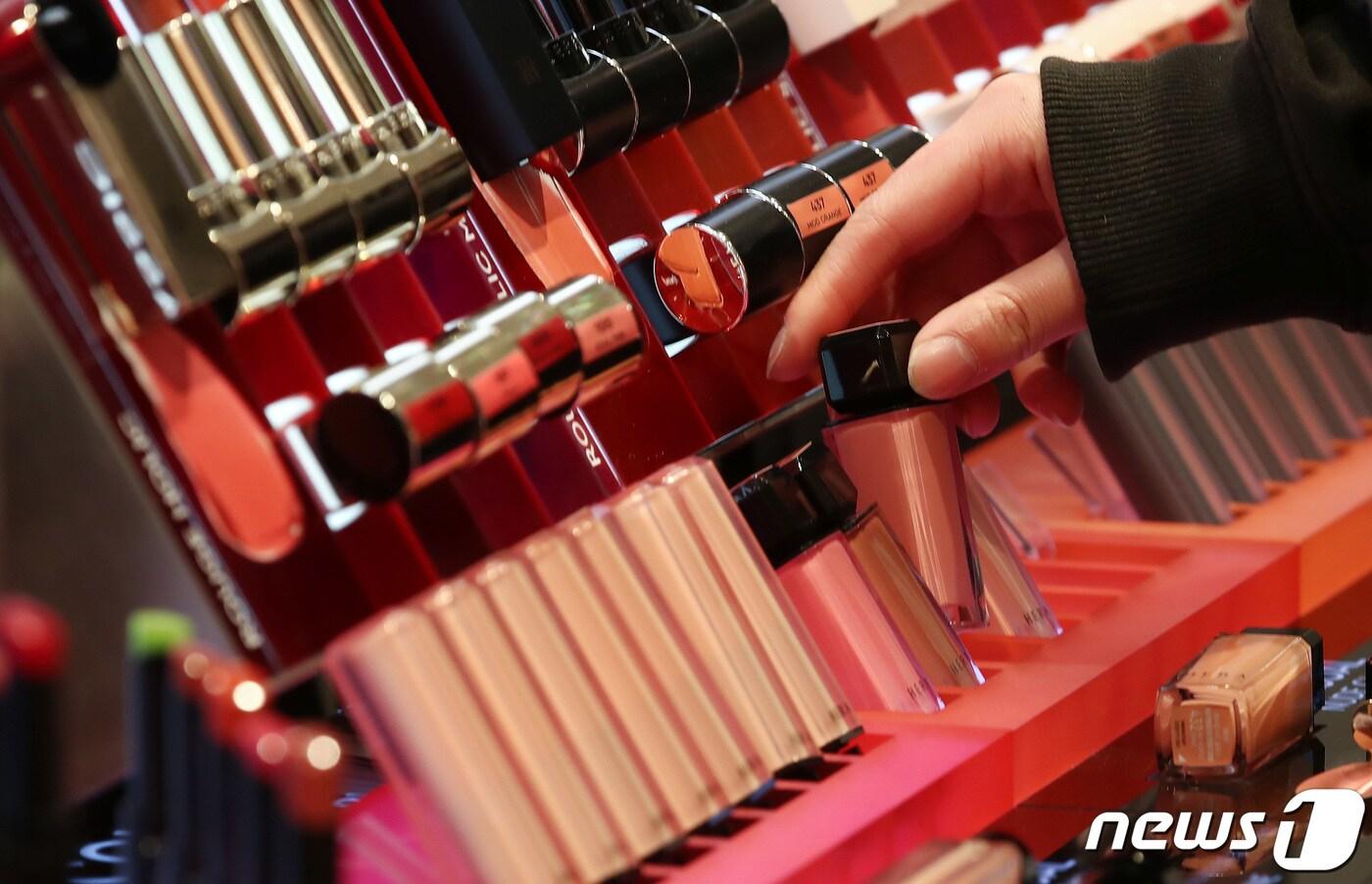 서울 시내 한 백화점에서 시민이 화장품을 고르고 있다.2023.4.16/뉴스1 ⓒ News1 김민지 기자