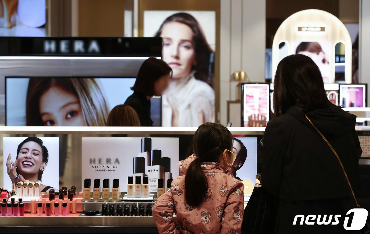 본문 이미지 - 16일 서울 시내 한 백화점에서 시민들이 화장품을 고르고 있다. 신세계백화점 등에 따르면 실내 마스크 착용 의무 해제와 봄 날씨 영향으로 지난 3월 한달간 화장품 매출이 전년 동기 대비 35.7% 증가했다. 2023.4.16/뉴스1 ⓒ News1 김민지 기자