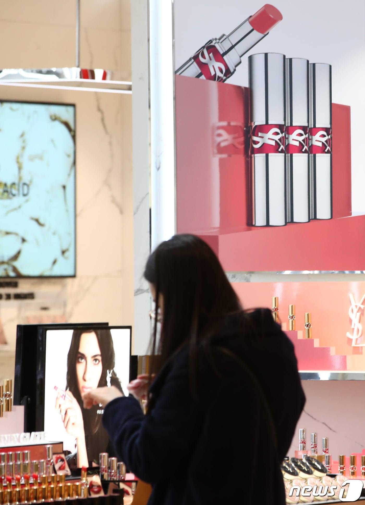 본문 이미지 - 16일 서울 시내 한 백화점에서 시민이 화장품을 고르고 있다. 신세계백화점 등에 따르면 실내 마스크 착용 의무 해제와 봄 날씨 영향으로 지난 3월 한달간 화장품 매출이 전년 동기 대비 35.7% 증가했다. 2023.4.16/뉴스1 ⓒ News1 김민지 기자