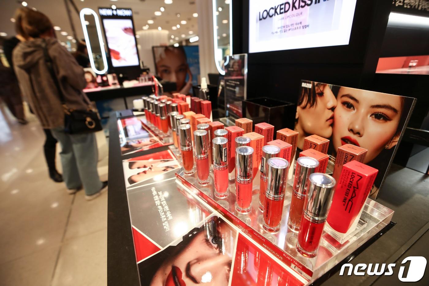 서울 시내 한 백화점에서 시민이 화장품 테스트를 하고 있다.2023.4.16/뉴스1 ⓒ News1 김민지 기자