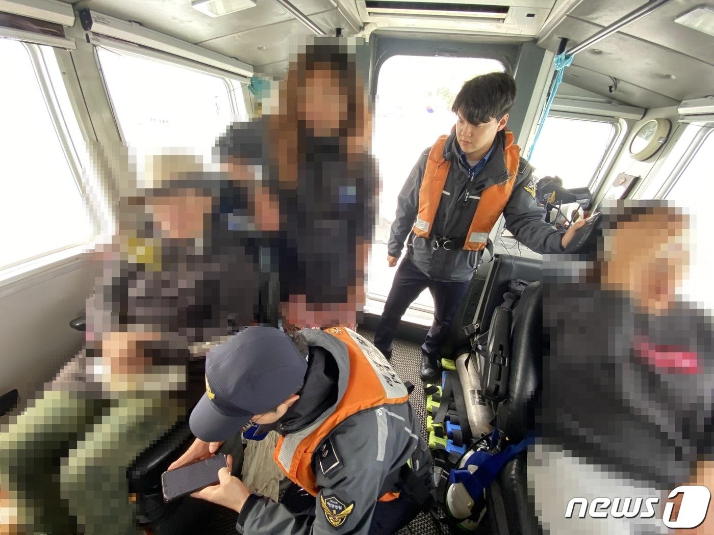 본문 이미지 - 제주해양경찰이 15일 제주 비양도에서 강풍에 날아든 파라솔에 맞아 이마가 찢어지는 부상을 입은 40대 여성 2명을 연안구조정에 태우고 한림항으로 이동하고 있다.(제주해양경찰서 제공(/뉴스1