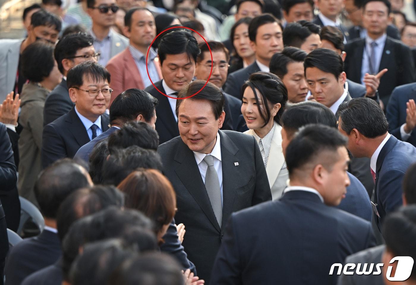 2023년 4월 16일 윤석열 당시 대통령 부부의 대구 서문시장에 방문에 동행한 김 비서관&#40;빨간 원안&#41;. &#40;대통령실 제공&#41; 2023.4.16/뉴스1 ⓒ News1 오대일 기자